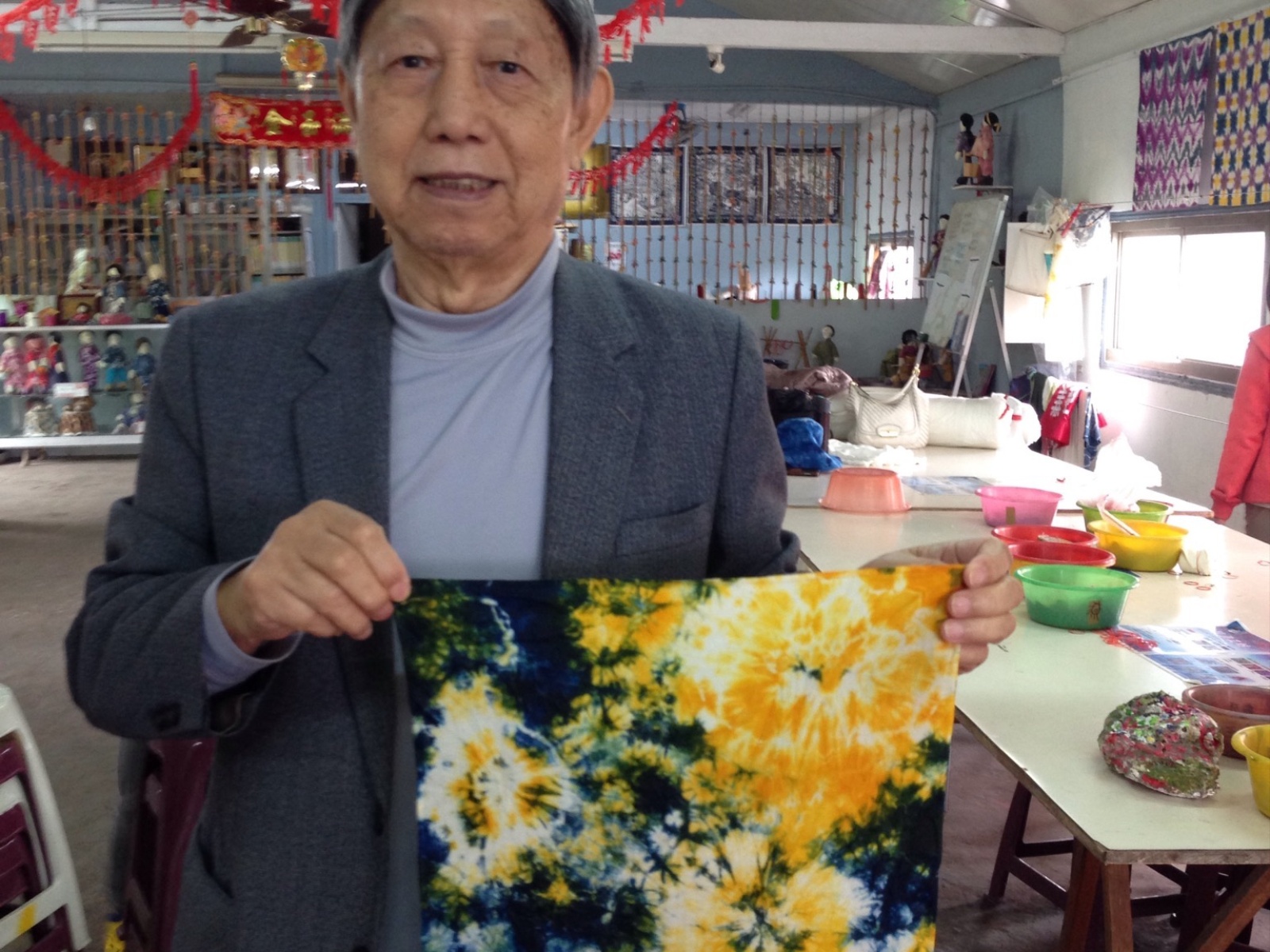 手持染布的樊湘濱教授。